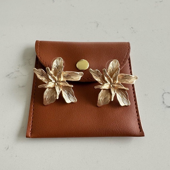 ✨SOLD ✨ Flower earrings - NEW - Picture 1 of 3